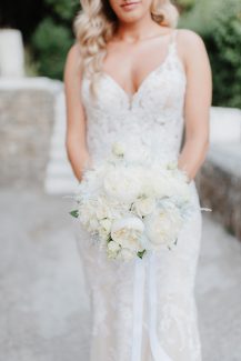 Ολόλευκη νυφική ανθοδέσμη από παιώνιες και τριαντάφυλλα