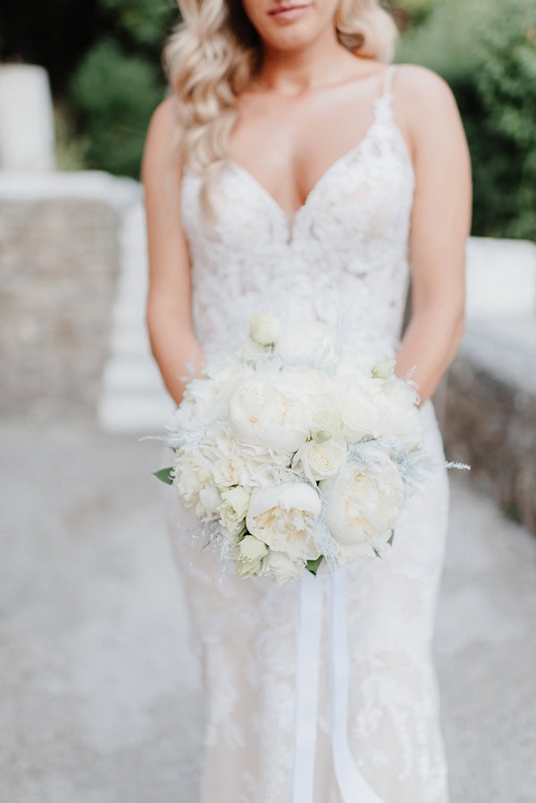 Ολόλευκη νυφική ανθοδέσμη από παιώνιες και τριαντάφυλλα Ολόλευκη νυφική ανθοδέσμη από παιώνιες και τριαντάφυλλα