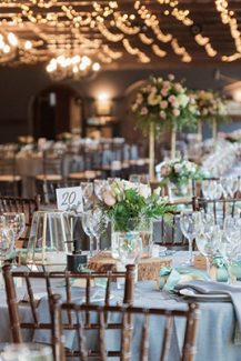 Ατμοσφαιρικός στολισμός τραπεζιών δεξίωσης σε ζεστές αποχρώσεις