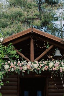 Υπέροχος στολισμός εισόδου εκκλησίας σε παστέλ χρωματισμούς