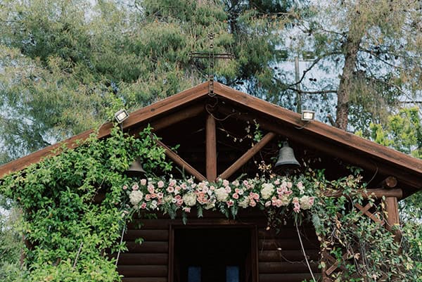 Υπέροχος στολισμός εισόδου εκκλησίας σε παστέλ χρωματισμούς