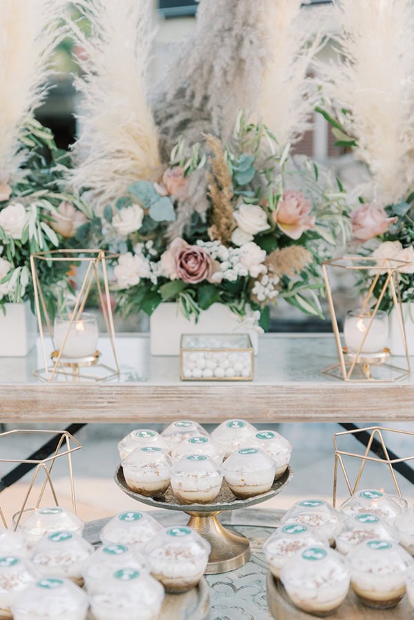 Boho chic στολισμός candy table με χρυσές βάσεις και pampas grass
