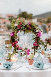 Κυκλικά στεφάνια από βουκαμβίλιες και πρασινάδες για στολισμό τραπεζιού