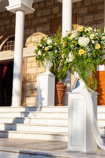 Διακόσμηση εισόδου εκκλησίας με μεγαλοπρεπείς λευκούς αμφορείς