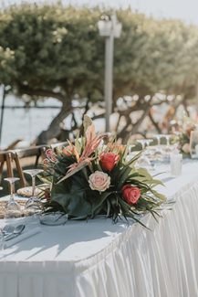 Διακόσμηση γαμήλιου τραπεζιού με τροπικό ανθοστολισμό