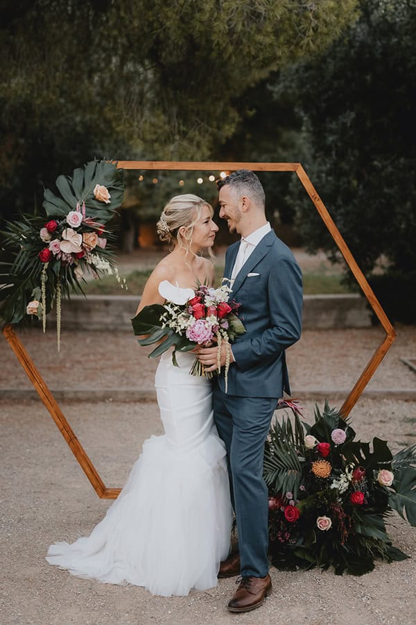 Γεωμετρική αψίδα με τροπικά λουλούδια