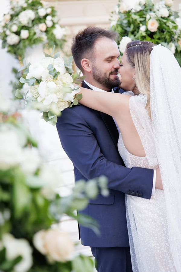 lovely-summer-wedding-athnes-florals-white-yellow-hues_29