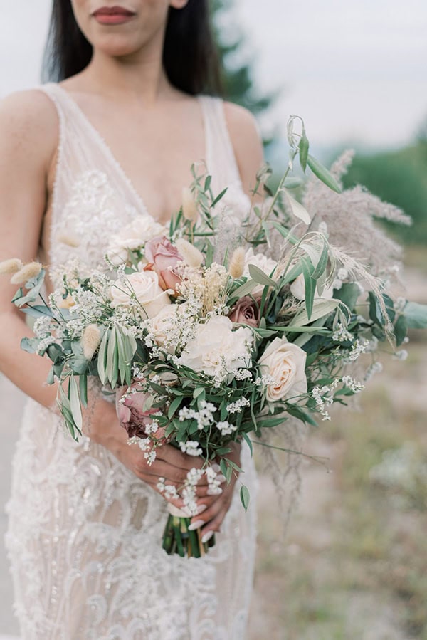Πλούσια νυφική ανθοδέσμη με ελιά και τριαντάφυλλα