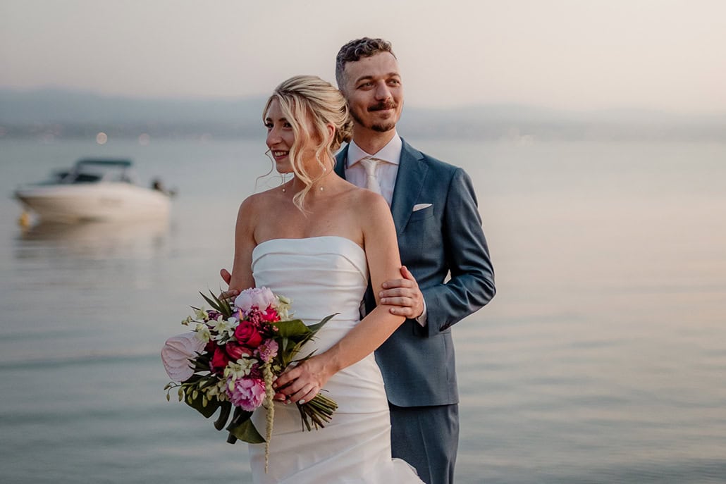 Υπαίθριος καλοκαιρινός γάμος στην Έυβοια με τροπικό ανθοστολισμό | Νάντια & Θοδωρής