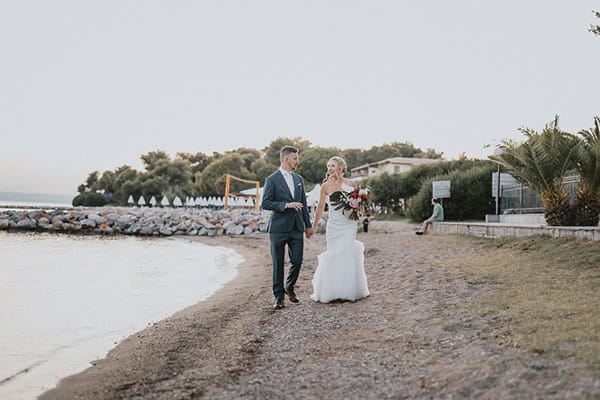 outdoor-summer-wedding-eyvoia-tropical-florals_02