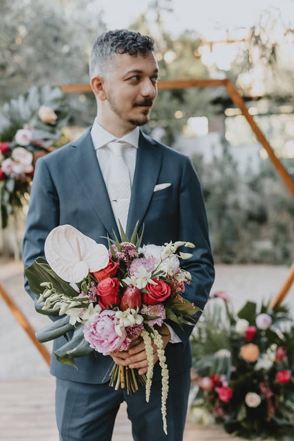 outdoor-summer-wedding-eyvoia-tropical-florals_14