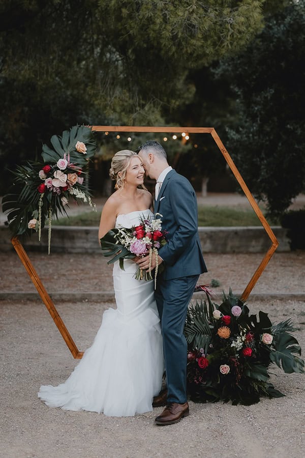 outdoor-summer-wedding-eyvoia-tropical-florals_20x