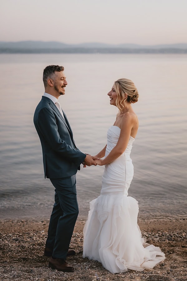 outdoor-summer-wedding-eyvoia-tropical-florals_28x