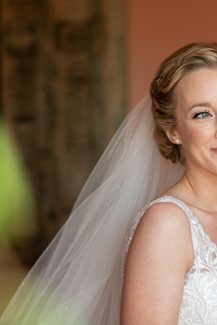 Ρομαντικός σινιόν κότσος για νυφικό χτένισμα Ρομαντικός σινιόν κότσος για νυφικό χτένισμα