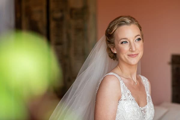 Ρομαντικός σινιόν κότσος για νυφικό χτένισμα