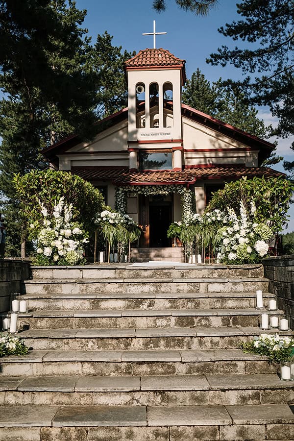 Ρομαντικός στολισμός εισόδου εκκλησίας στο λευκό