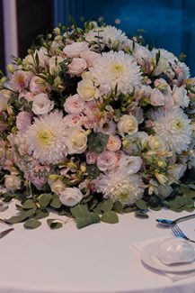 Ρομαντικός στολισμός σε παστέλ αποχρώσεις από πλούσια centrepieces