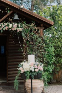 Romantic στολισμός λαμπάδας γάμου με ορτανσίες και τριαντάφυλλα