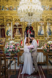 Romantic στολισμός τελετής γάμου με πολύχρωμα λουλούδια