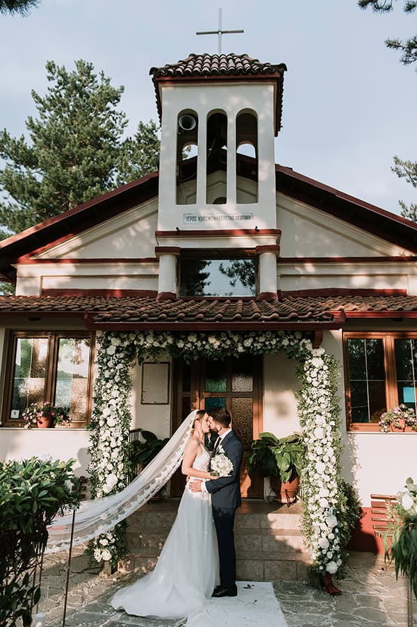 romantic-summer-wedding-kastoria-white-roses_16