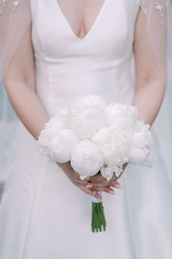 Στρογγυλή νυφική ανθοδέσμη από λευκές παιώνιες