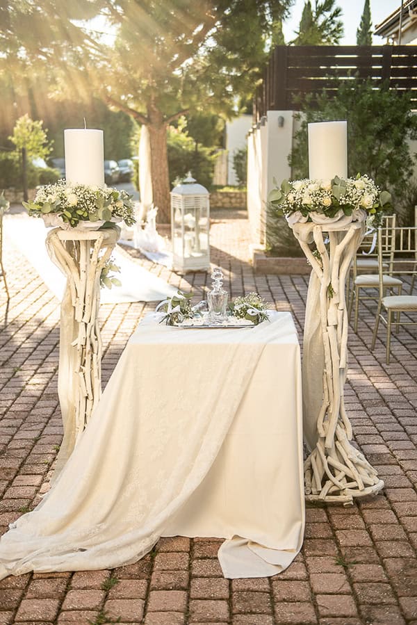 Ρουστίκ στολισμός λαμπάδων γάμο από λευκά θαλασσόξυλα