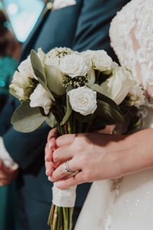 Simply romantic νυφική ανθοδέσμη σε λευκό χρώμα