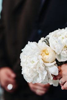 Ολόλευκη νυφική ανθοδέσμη από παιώνιες και τριαντάφυλλα