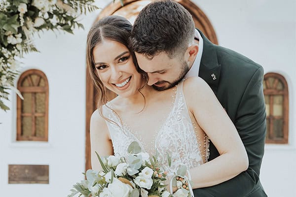 Υπέροχος καλοκαιρινός γάμος με λευκά τριαντάφυλλα και λυσίανθο │ Γρηγορία & Marcos