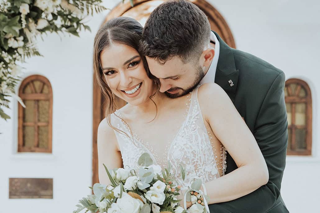 Υπέροχος καλοκαιρινός γάμος με λευκά τριαντάφυλλα και λυσίανθο │ Γρηγορία & Marcos