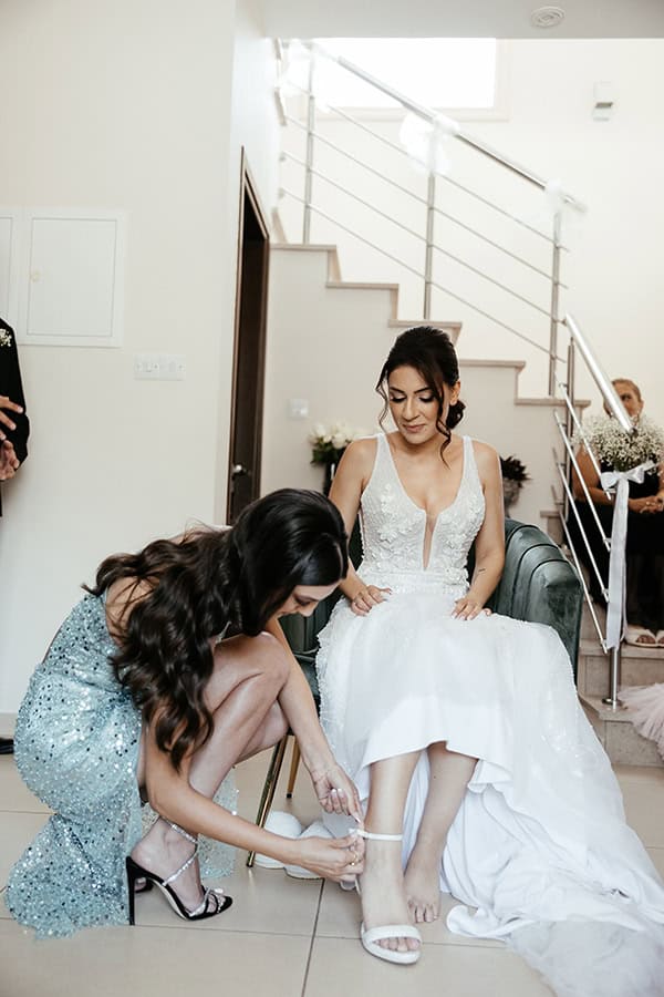 chic-summer-wedding-limassol-baby-breaths-white-roses_14