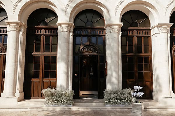 chic-summer-wedding-limassol-baby-breaths-white-roses_21x