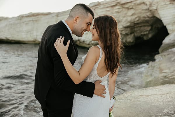 chic-summer-wedding-limassol-baby-breaths-white-roses_43