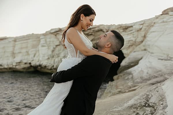 chic-summer-wedding-limassol-baby-breaths-white-roses_47