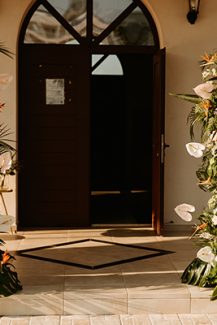 Στολισμός εισόδου εκκλησίας με αποσπώμενη λουλουδένια αψίδα από εξωτικά λουλούδια