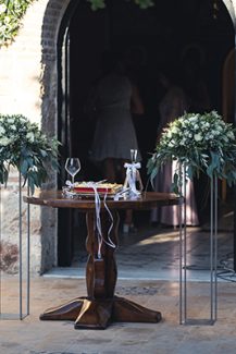 Στολισμός τελετής γάμου με φύλλα ελιάς και τριαντάφυλλα