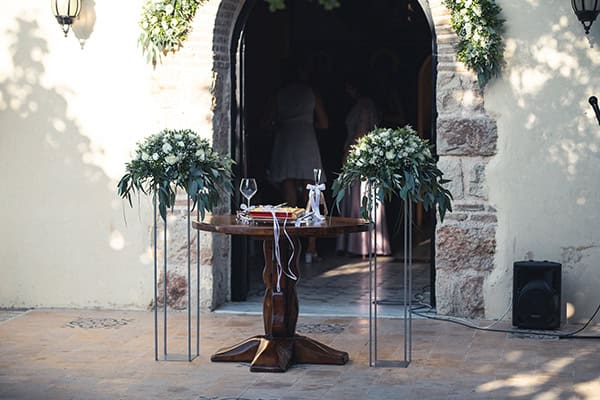 Στολισμός τελετής γάμου με φύλλα ελιάς και τριαντάφυλλα