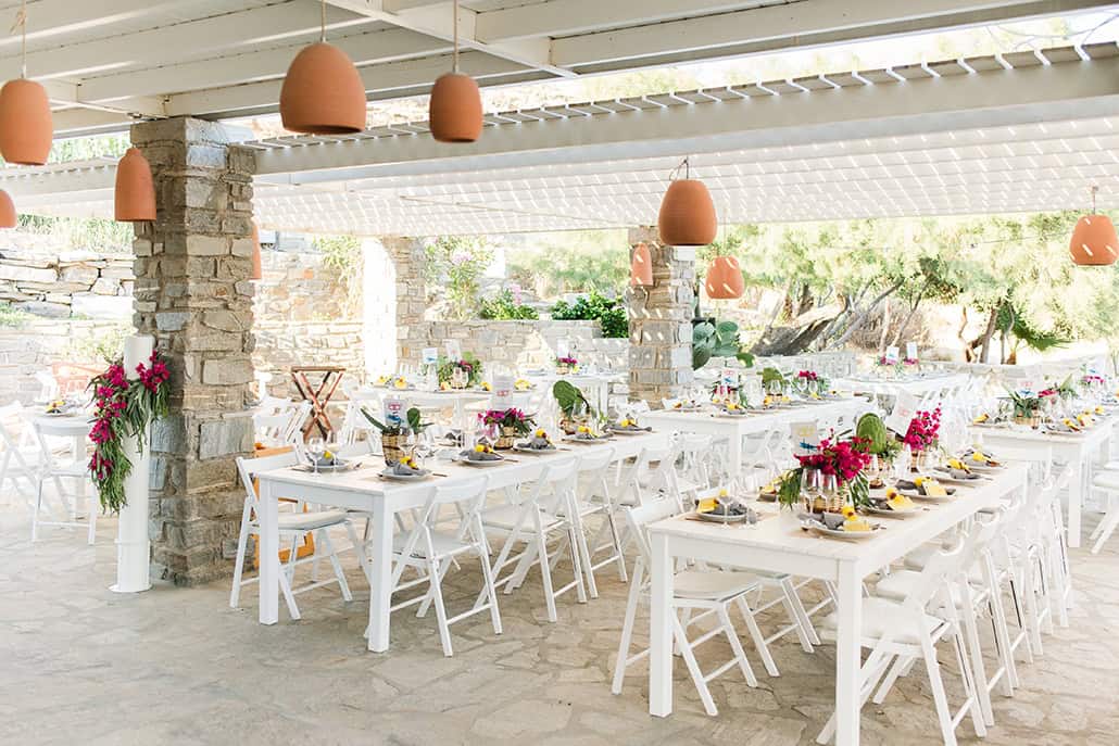 Διακόσμηση γάμου σε νησί με φούξια βουκαμβίλιες και κάκτους