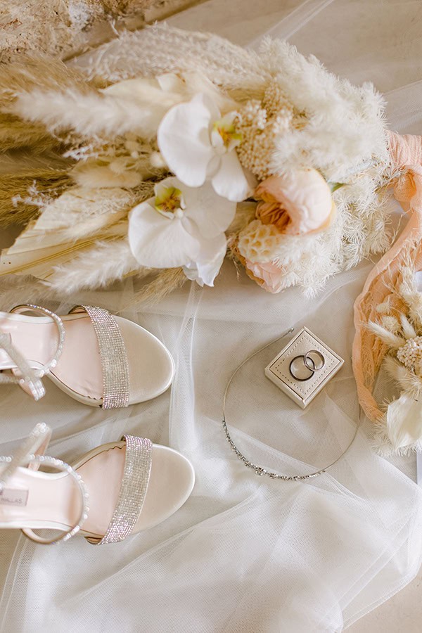 dreamy-summer-wedding-kefalonia-boho-floral-arrangmenets_04