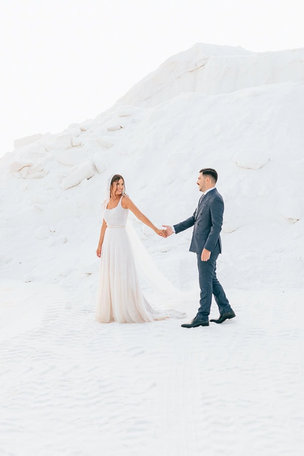 lovely-summer-wedding-blue-white-hydrangeas_01x