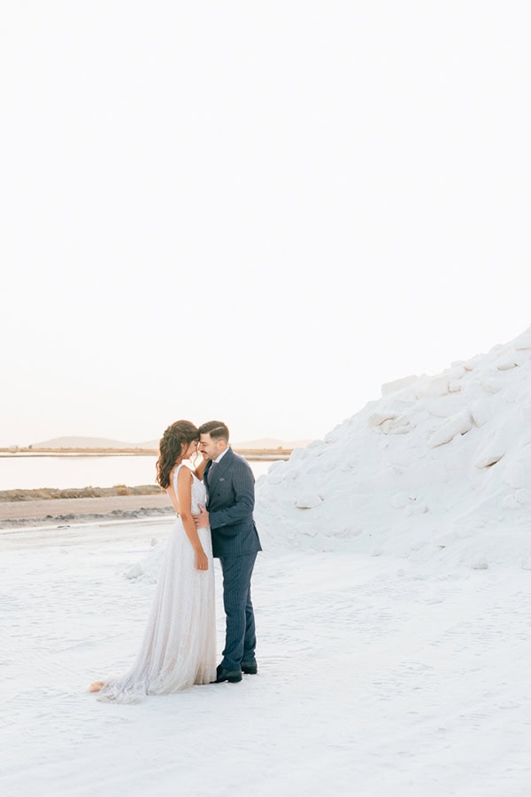 lovely-summer-wedding-blue-white-hydrangeas_04x