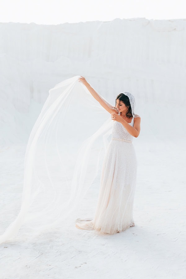 lovely-summer-wedding-blue-white-hydrangeas_05x