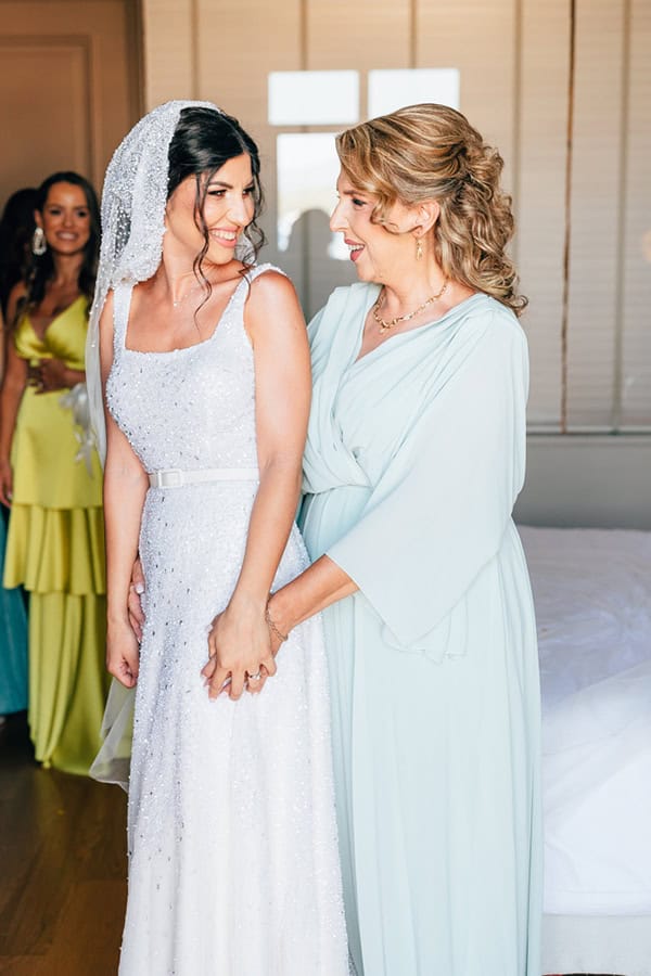 lovely-summer-wedding-blue-white-hydrangeas_13x