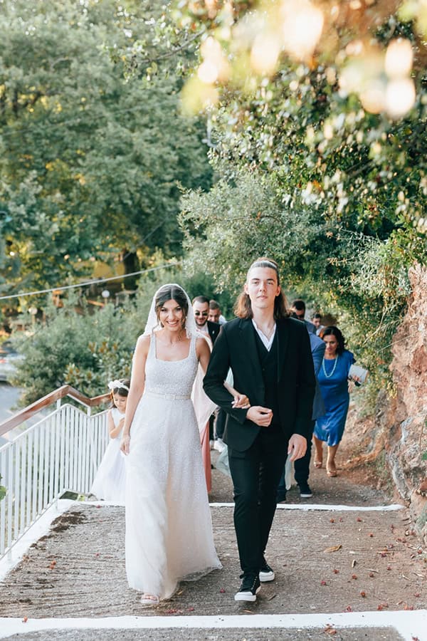 lovely-summer-wedding-blue-white-hydrangeas_24