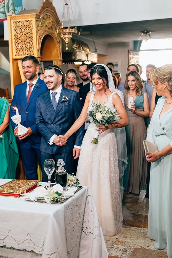 lovely-summer-wedding-blue-white-hydrangeas_25