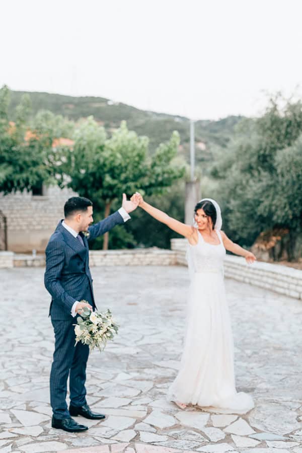 lovely-summer-wedding-blue-white-hydrangeas_33