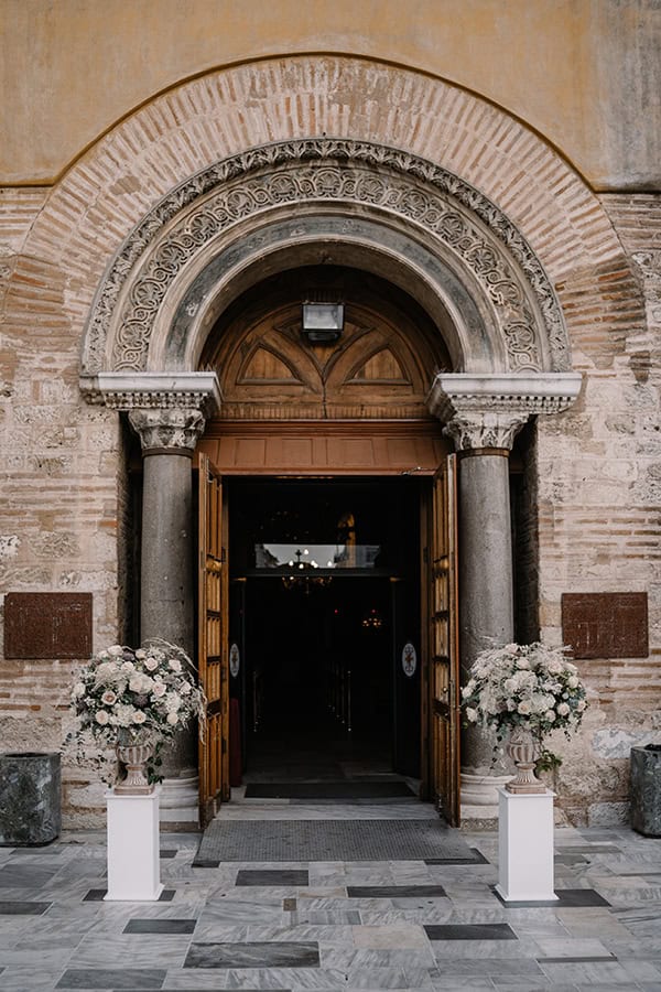 luxury-indoor-wedding-decoration-white-flowers-special-lighting_01