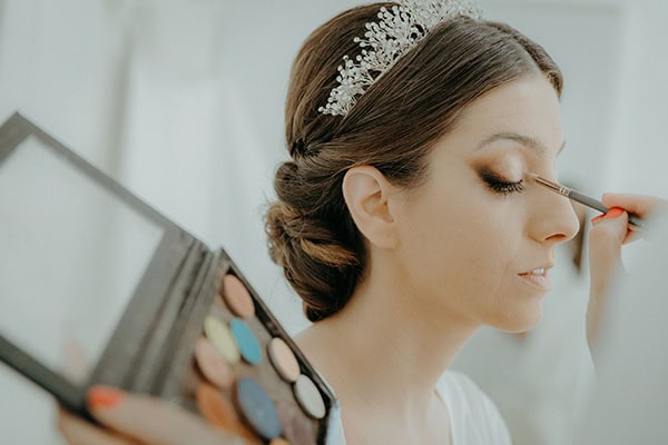 modern-spring-wedding-nicosia-colorful-floral-arrangements_08