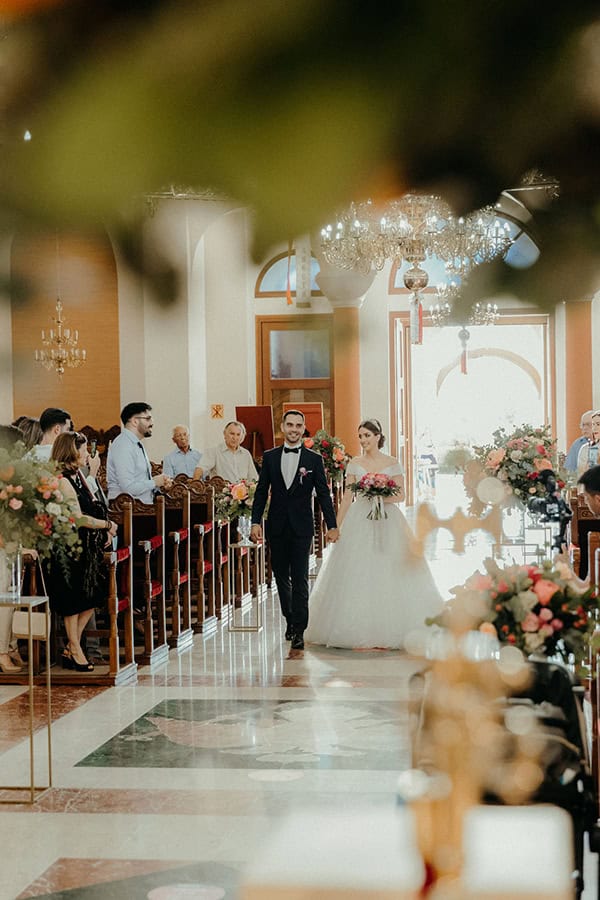 modern-spring-wedding-nicosia-colorful-floral-arrangements_34