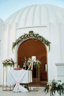 Romanctic chic στολισμός τελετής γάμου από λουλουδένια γιρλάντα και λαμπάδες